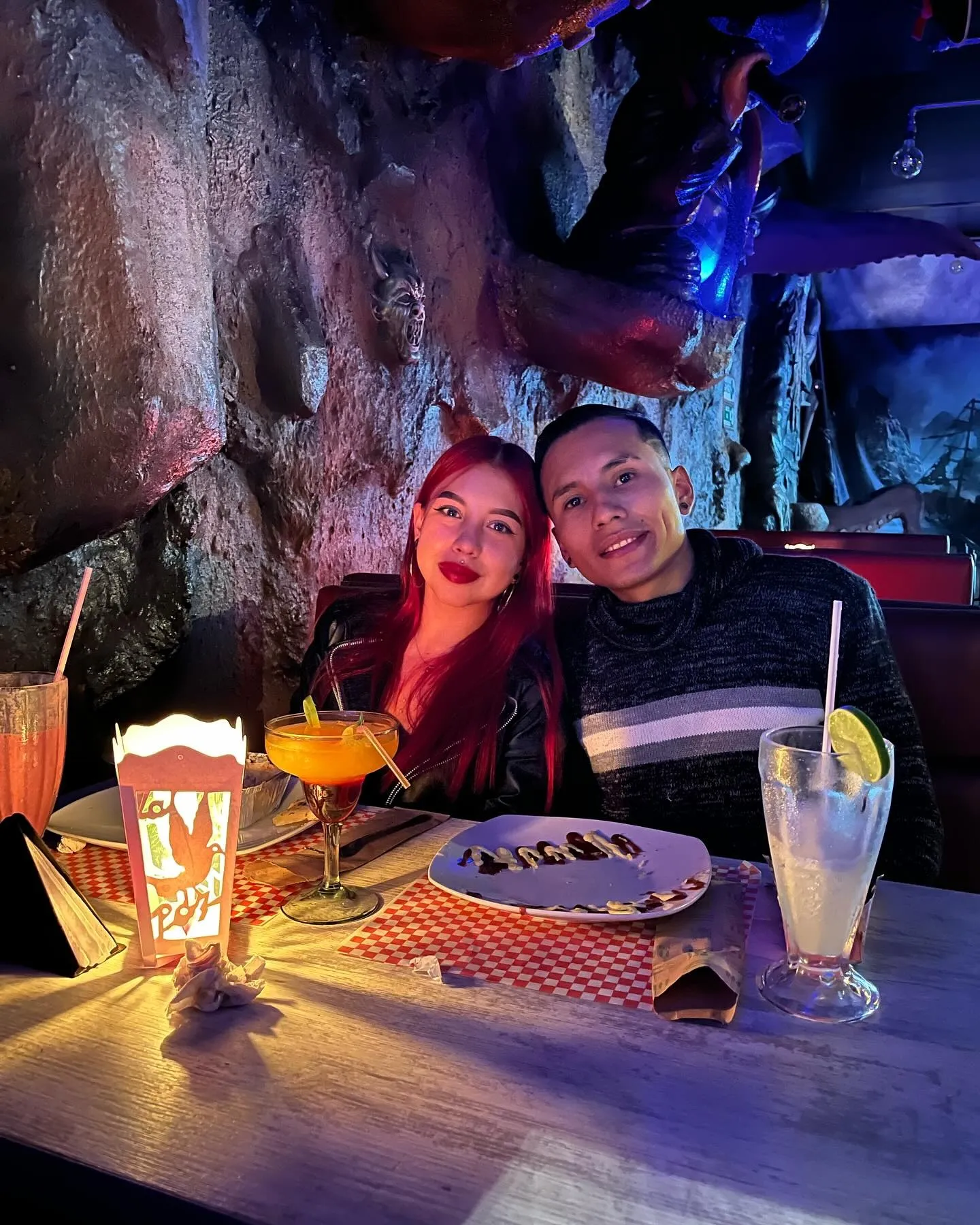 Pareja disfrutando de una cena en el ambiente temático pirata de La Cueva del Pirata