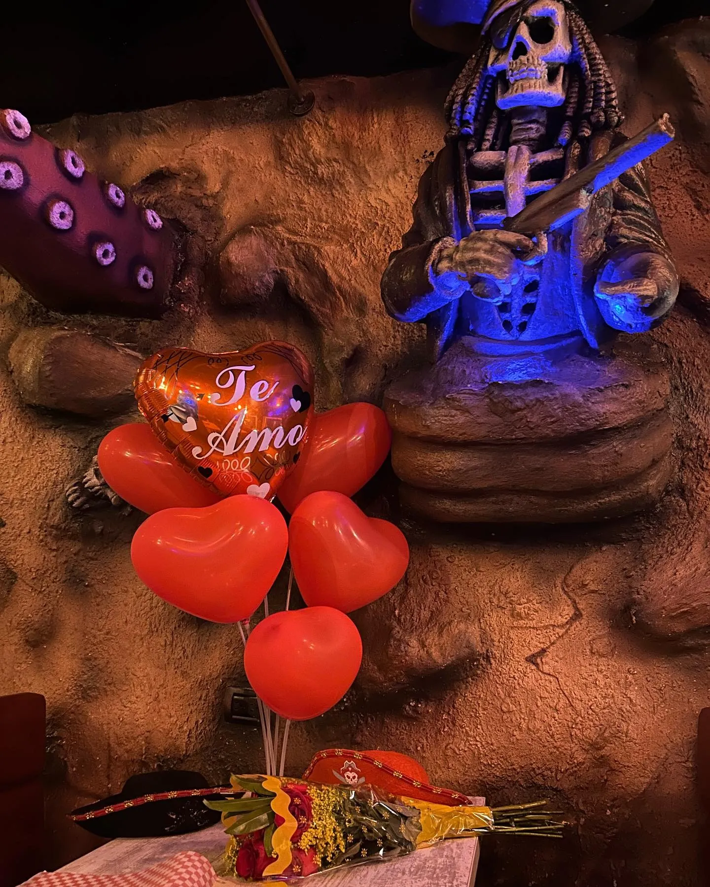 Decoración de esqueleto pirata dentro de La Cueva del Pirata