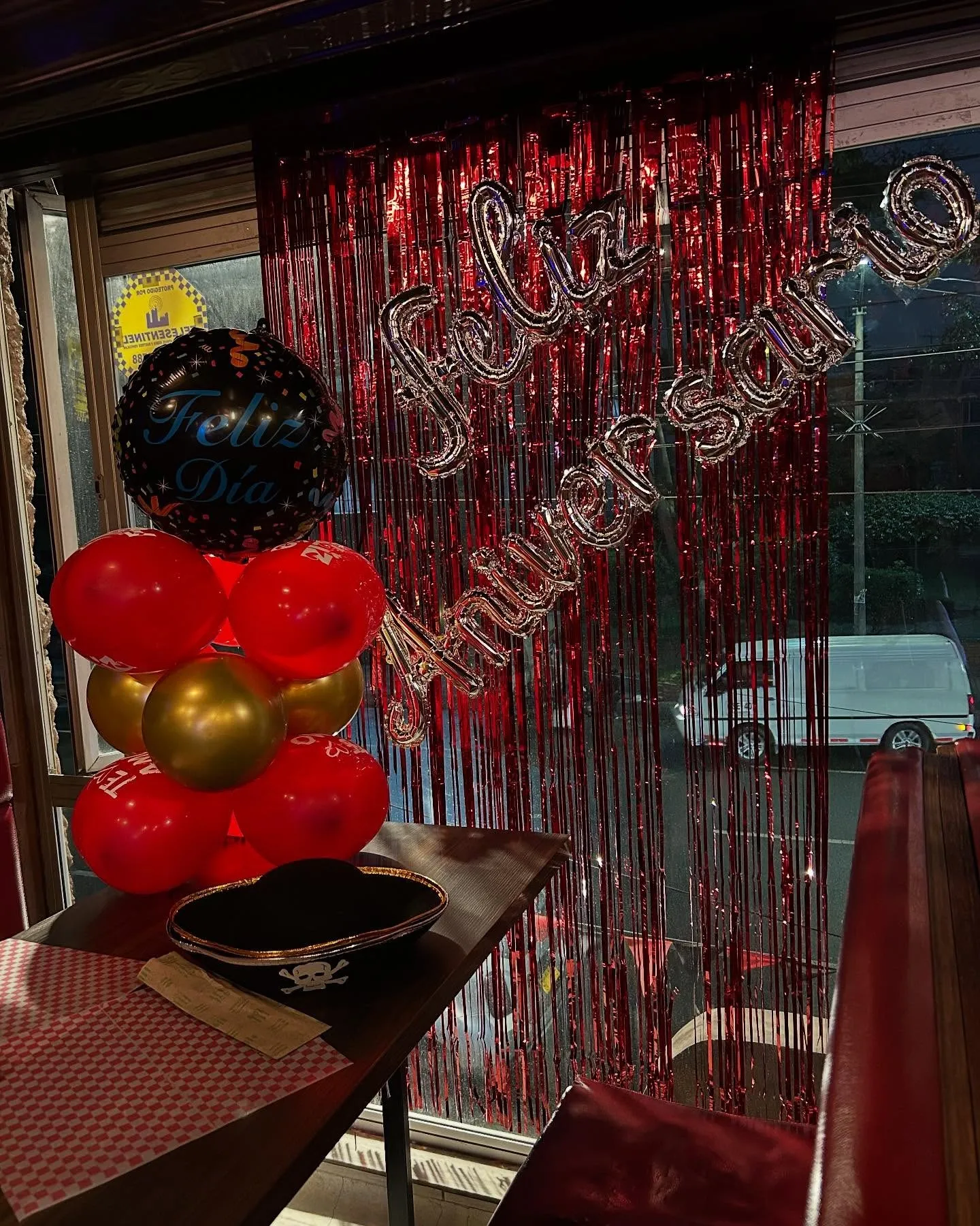 Decoración de aniversario con globos y letrero Feliz Aniversario en La Cueva del Pirata