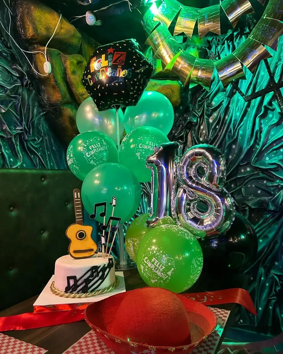 Decoración de cumpleaños de 18 años en La Cueva del Pirata