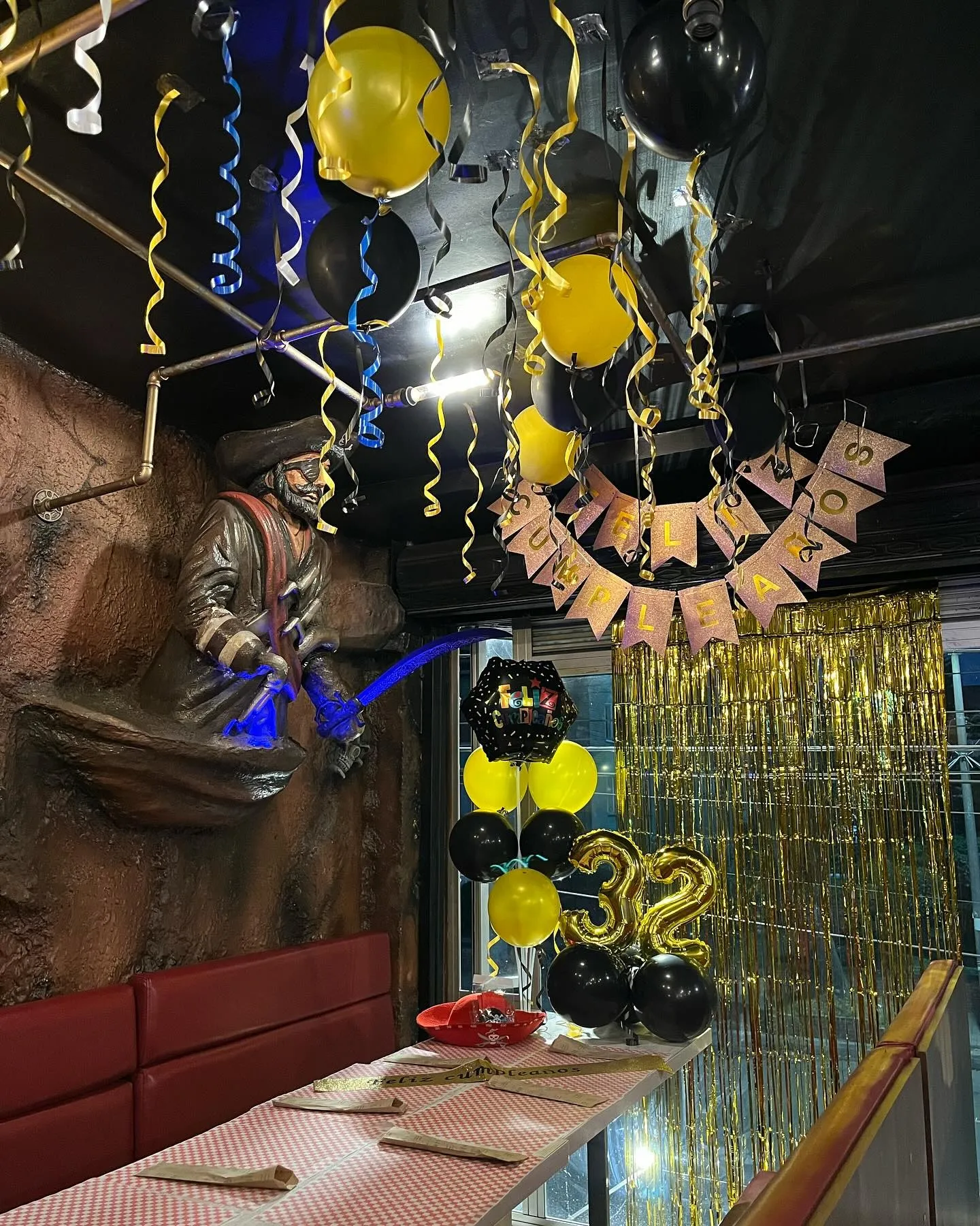 Mesa decorada para cumpleaños de 32 años en La Cueva del Pirata