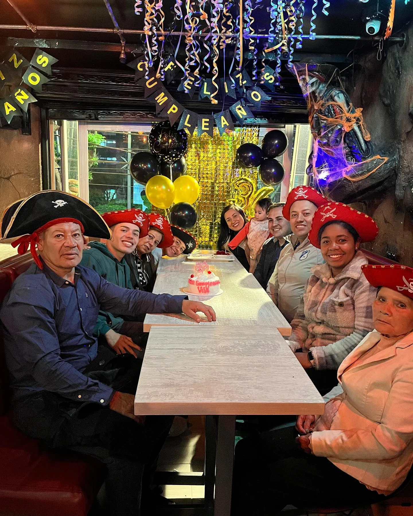 Familia grande celebrando un cumpleaños con sombreros de pirata en La Cueva del Pirata