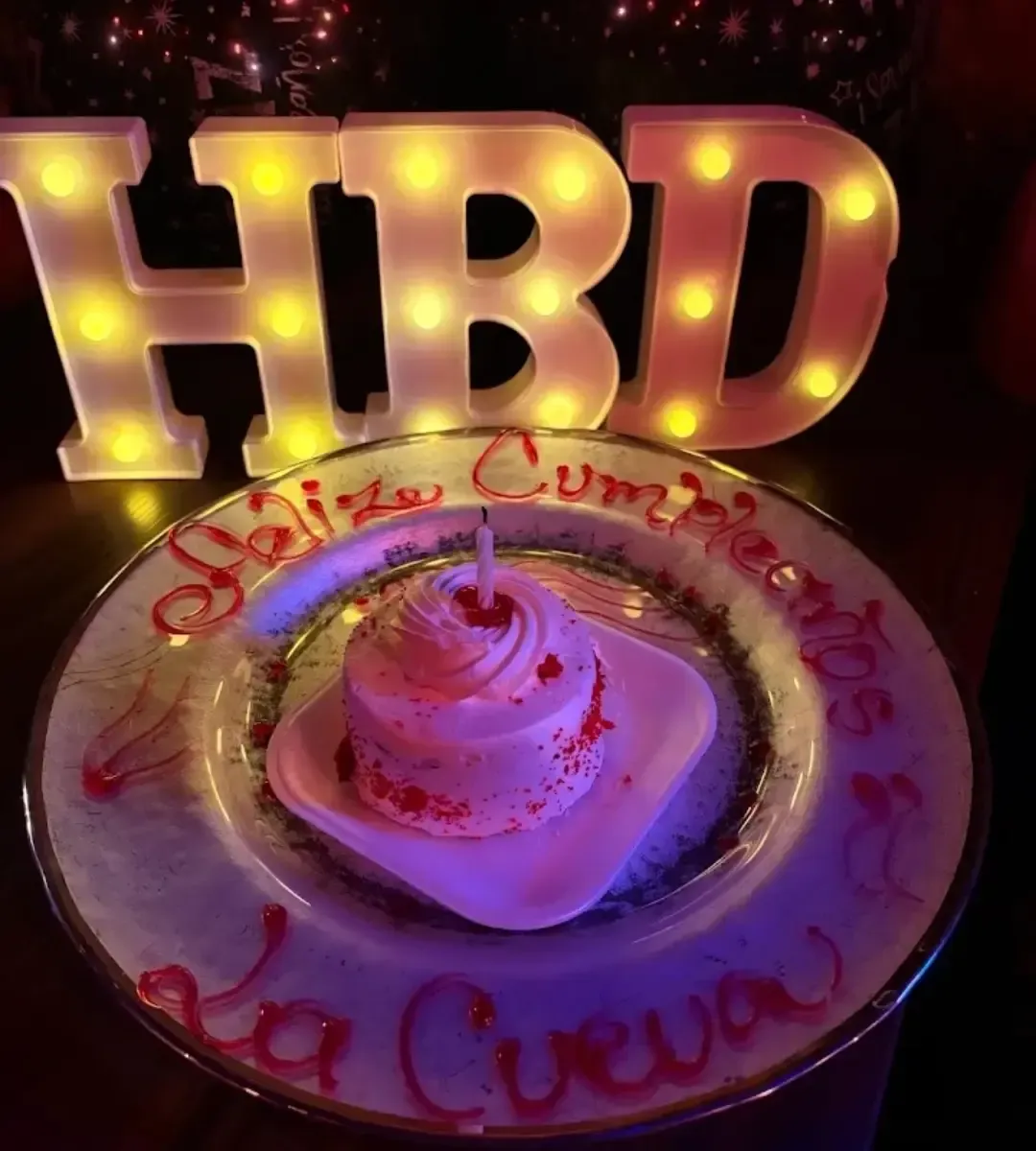 Mesa con pastel personalizado de cumpleaños en La Cueva del Pirata