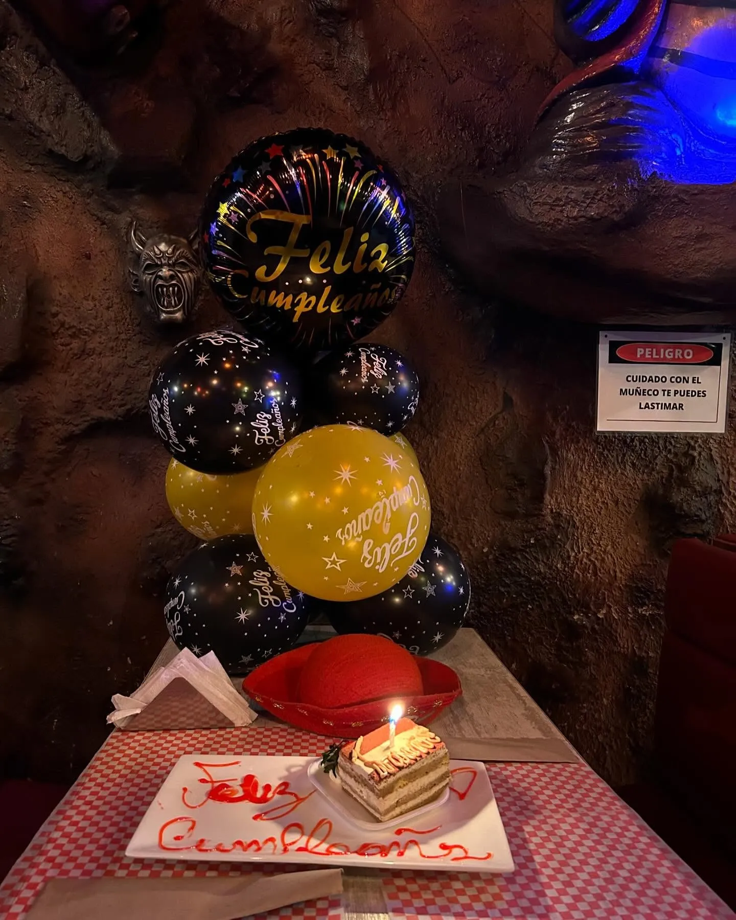 Postre de cumpleaños con vela servido en La Cueva del Pirata